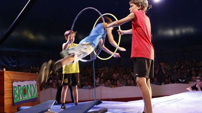 Kleine Artisten ganz groß: Die Freie Georgenschule begeisterte mit ihrem Zirkus Picobello die Zuschauer. FOTO: BERNKLAU