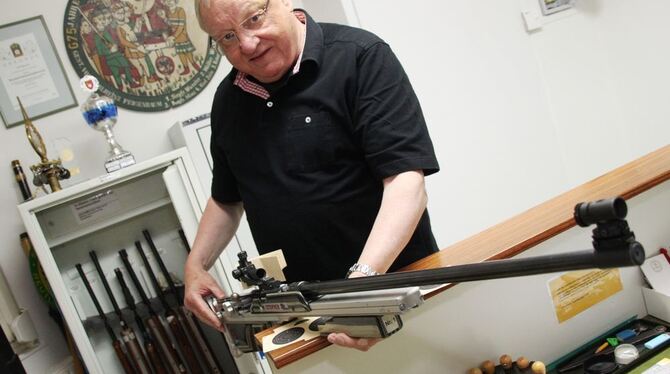 Der Oberschützenmeister und Vereinsvorsitzende, Wolfram E. Mewes, präsentiert eines der Gewehre, die bei der Schützengilde Reutl