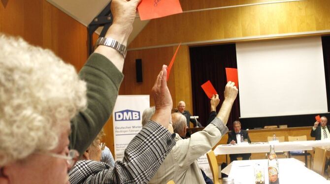 Der Schein trügt: Mit roten Karten signalisierten Mitglieder des Mieterbunds bei den Wahlen ihre Zustimmung – und nicht etwa ihr