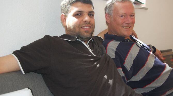 Hassan Bari (links) in der Wankheimer Unterkunft mit seinem Paten Marc Schauecker von der Flüchtlingshilfe Härten. GEA-FOTO: IST