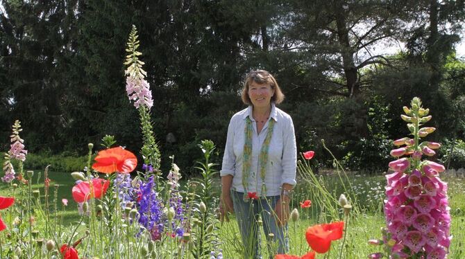 Blumenmeere und Bäume: Sigrid Freudigmann setzt in ihrem Landhausgarten auf natürliche Gestaltung statt auf Trends.  FOTO: SCHRA