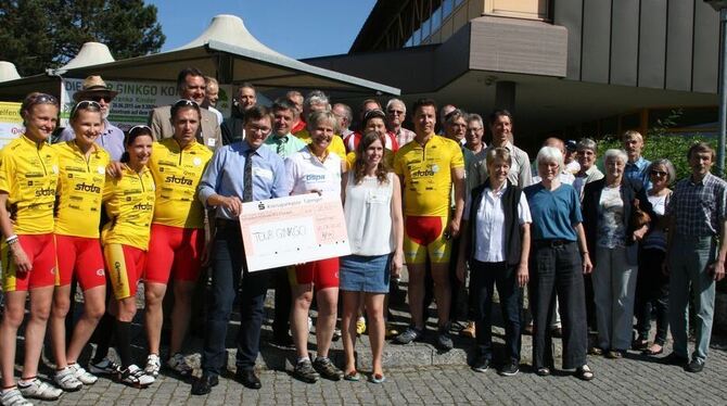 Bild: Symbolisch Scheckübergabe mit den Bürgermeistern, Vertretern der Spenden-Projekte und Christiane Eichenhofer. Gea-Foto: Ha