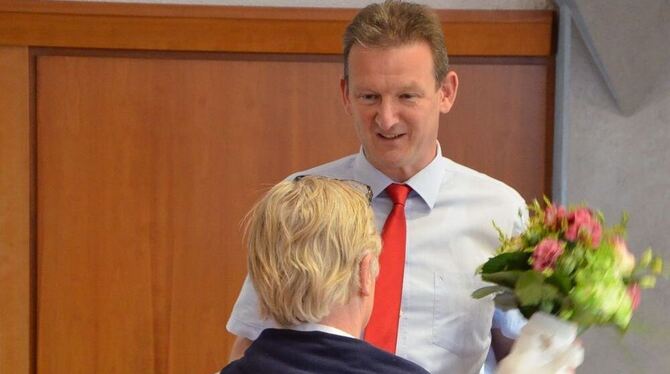 Ging auf Dr. Barbara Dürr mit Blumen zu: Bürgermeister Alexander Schweizer. GEA-FOTO: BARAL