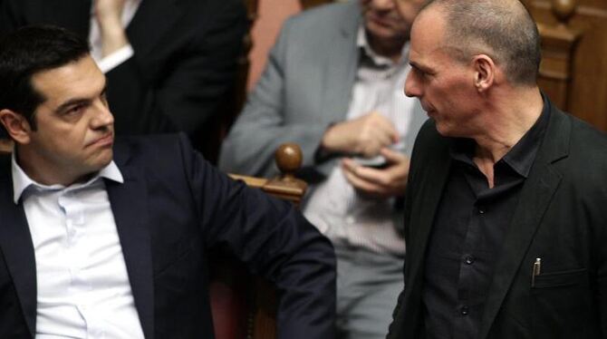 Regierungschef Tsipras (l) und Finanzminister Varoufakis (R) im Parlament in Athen. Foto: Simela Pantzartzi