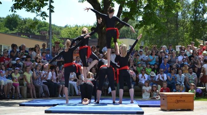 in buntes Akrobatik-Programm gab’s beim Jahresfest der Bruderhaus-Diakonie auf der Bühne vor dem Festzelt.