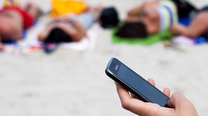 Die Aufschläge für das SMS-Verschicken, Internet-Surfen und Telefonieren im Ausland sollen bis 2017 fallen. Foto: Daniel Naup