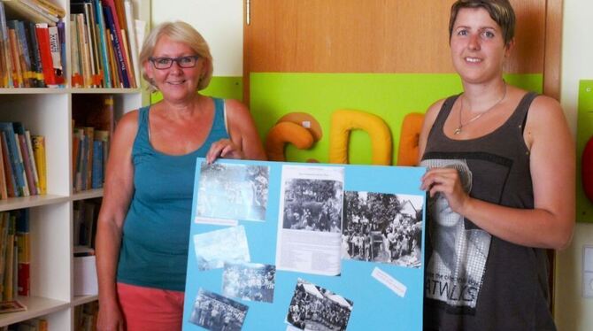 Alte Bilder für die Fotowand: Theresia Scholz (links) und Monika Steiner zeigen einen Teil der Ausbeute.  FOTO: CM
