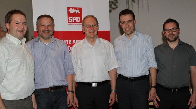 Schulter an Schulter für die SPD (von links): der Reutlinger Kreisvorsitzende Sebastian Weigle, Ersatzbewerber Jochen Klaß, Land