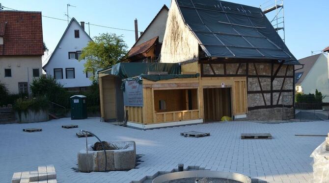 Der Umbau der Kulturscheune am Dorfplatz, der derzeit ebenfalls umgestaltet wird, fällt deutlich kostspieliger aus als gedacht.