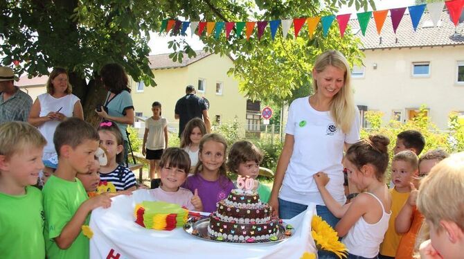 Von der großen Schokoladen-Torte beim Fest zum 50-jährigen Bestehen des Kindergartens St. Michael gab’s für alle Mädchen und Jun