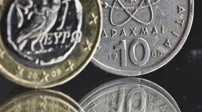 Eine griechische Euro-Münze und ein Zehn-Drachmen-Geldstück. Foto: Frank Rumpenhorst