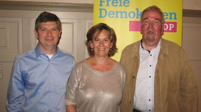 Dietmar Schöning (rechts) mit Zweitkandidatin Stefanie Assmann und dem unterlegenen Sascha Schmidt.GEA-FOTO: -JK