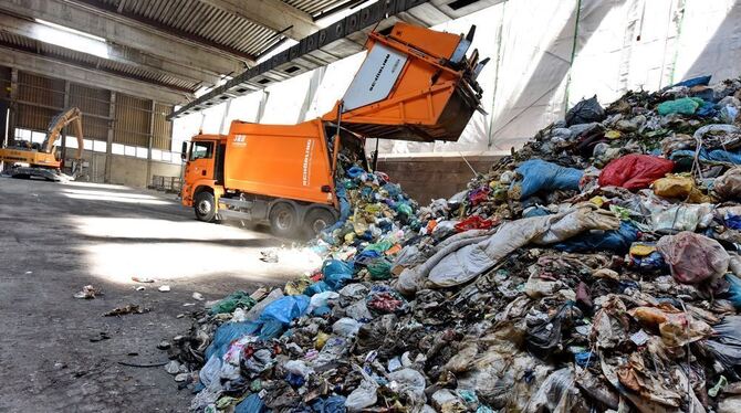 Im Müll-Entsorgungszentrum in Dußlingen wird Müll aus der ganzen Region abgeladen.