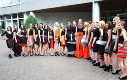 21 Modedesignerinnen und ein Modedesigner in spe haben zum Jubiläum des Metallzweigs der Gewerbeschule passende Outfits entworfe