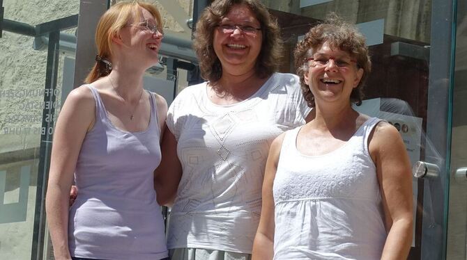 Cornelia Wolf, Sabine Drecoll und Ulrike Neher-Dietz (von links) werben um Spenden für die Aktion Sterntaler.  GEA-FOTO: DÖRR