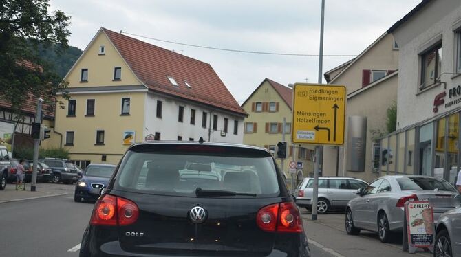 Kolonne fahren: In Unterhausen ist das in den Stoßzeiten die Regel. Ein Parkverbot soll den Verkehr jetzt flüssiger machen. 	GEA