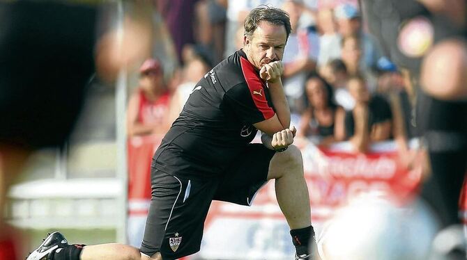 Bisweilen auch ein nachdenklicher Mensch: Alexander Zorniger beim Training des VfB Stuttgart. FOTO: EIBNER
