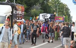 Love-Parade im Kleinformat – aber mit politischer Botschaft: Rund 350 junge Leute zogen bei der zweiten Nachttanzdemo am Samstag