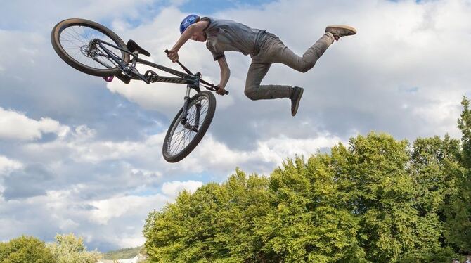 Rad-Akrobatik am Himmel: spektakulärer Dirtbike-Wettbewerb in Belsen. FOTO: HAMMER