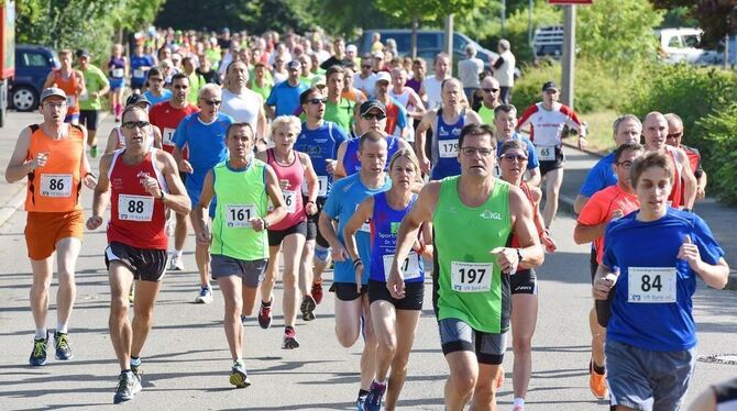 Großes Teilnehmerfeld: Fast 150 Läufer starteten im Hauptlauf.  GEA-FOTO: PACHER