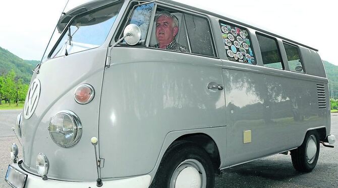Ausstellfenster statt Klimaanlage: Martin Hoffmann in seinem VW-Bus Baujahr 1964. GEA-FOTO: CONZELMANN