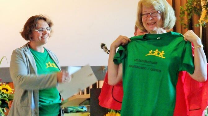Grün als Farbe des Wachstums: Sabine Schneider (links) vom Freundeskreis der Uhlandschule hat der scheidenden Rektorin Helga Wol