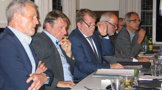 Krisenstimmung, aber keine Missstimmung (von links): Franz Tress, der seine Pläne im Alten Lager zurückstellen muss, Hauptamtsle Krisenstimmung, aber keine Missstimmung (von links): Franz Tress, der seine Pläne im Alten Lager zurückstellen muss, Hauptamtsle