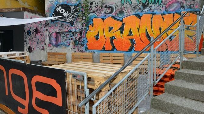 Einen Steinwurf entfernt: Wohnungen am Echazufer und der Nachtclub »Orange«. Rechtlich ist das Spannungsfeld unterschiedlicher I