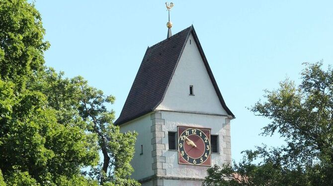 Aus Lesesteinen vor 500 Jahren auf den Fels der Alb gebaut. Der Turm der Martinskirche Dapfen. GEA-FOTOS: GEIGER
