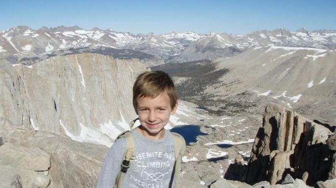 Der elfjährige Bergsteiger Tyler Armstrong posiert am auf dem Mount Whitney in Kalifornien. Foto: topwithtyler.com/Archiv