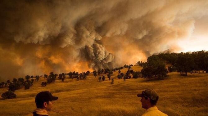 Pulverfass wegen Trockenheit: Feuerwehrleute kämpfen im Norden Kaliforniens gegen schwere Waldbrände. Foto: Noah Berger