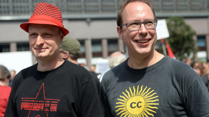 Markus Beckedahl (r), Gründer des Blogs Netzpolitik.org, und der Autor des Blogs, Andre Meister (l). Unterstützer des Internetpo