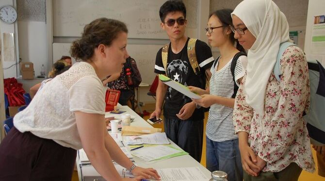 Sommerkursteilnehmer beim Registrieren im »Haus der Sprachen« der Tübinger Uni. GEA-FOTO: STÖHR