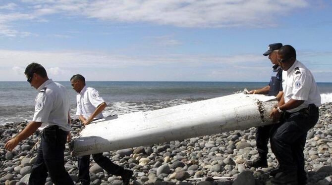 Das auf Réunion gefundene Flugzeug-Wrackteil wird in Frankreich untersucht. Foto: Raymond Wae Tion
