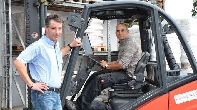 Der beste Mann, den er für sein Lager je hatte: Baustoff-Händler Martin Schmauder (links) hat Rejan Elezovikj bereits fest anges
