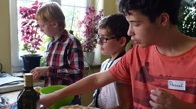 Kevin, Florian und Pascal sind für die Pita-Torte zuständig. Etwa 15 Gerichte, durch die Bank Fingerfood, wurden in knapp zweiei
