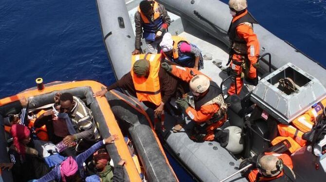 Bundeswehr-Soldaten bergen Schiffbrüchige im Mittelmeer. Die Bundeswehr hat seit Mai im Seegebiet zwischen Libyen und Südeuro
