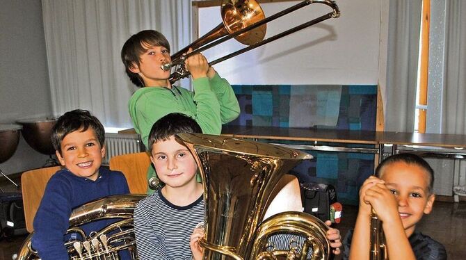 Die vier Jungs freuen sich sehr, dass sie in der Bläserklasse an der Uhlandschule mitmusizieren können – noch dazu auf dem Instr