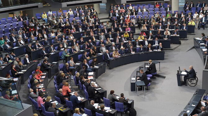 Die Abgeordneten sitzen in Berlin im Bundestag, während Finanzminister Wolfgang Schäuble (r, CDU) spricht. In einer Sondersitzun
