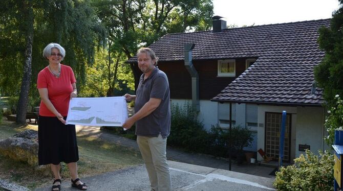 Karin Jeromin und Architekt Alf Hagmaier mit den Umbauplänen vor dem CVJM-Freizeitheim Brönnlensteich.  GEA-FOTO: SCHÖBEL