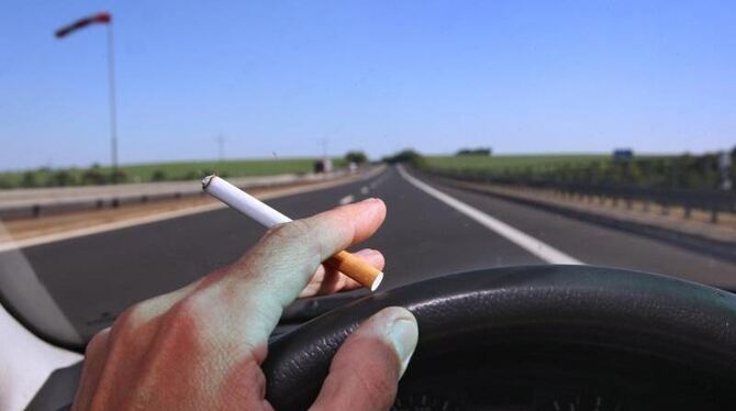 Zigaretten sollen im Auto ausbleiben, wenn Kinder dabei sind. Foto: Daniel Karmann