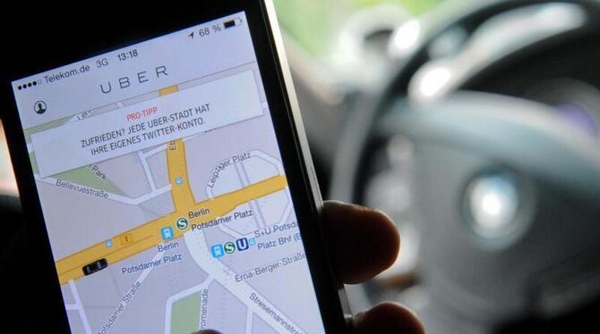 Auf einem Smartphone in Berlin ist die App des Fahrdienstvermittler »Uber« zu sehen. Foto: Britta Pedersen