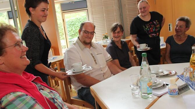 Sonja Kirchberg (links stehend) und Jenny Ulbrich hatten als Schülerinnen ein Praktikum im Hohbuch-Café absolviert und bedienen