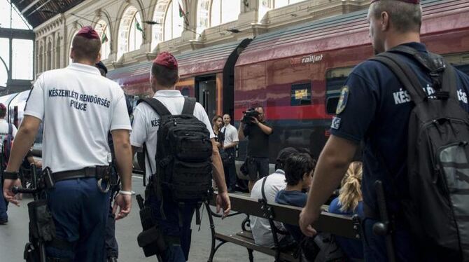 Polizei im Bahnhof von Budapest: Wegen erhöhten Flüchtlingsandrangs ist ein Schnellzug aus Ungarn auf dem Weg nach Wien an de