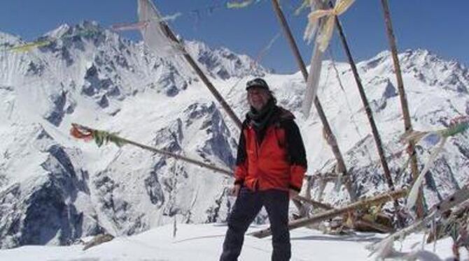 Wolfgang Henzler auf dem Tsergo Ri (4 934 Meter) nahe der tibetischen Grenze. Im Hintergrund sind die Fünf- und Sechstausender d