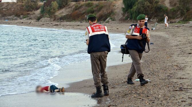 Die türkische Polizei an der Küste von Bodrum, wo der Körper des toten Flüchtlingskindes angespült wurde.