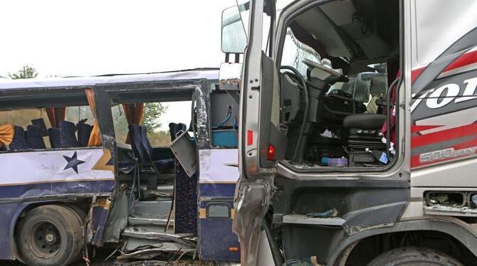 19 Kinder wurden bei diesem Zusammenstoß ihres Schulbusses mit einem Lkw verletzt. Foto: Christian Herse/NEWS5
