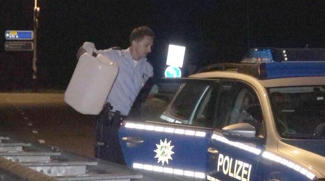 Ein Polizeibeamter sichert einen Kanister bei Roermond in den Niederlanden. Foto: Daniel Bothe