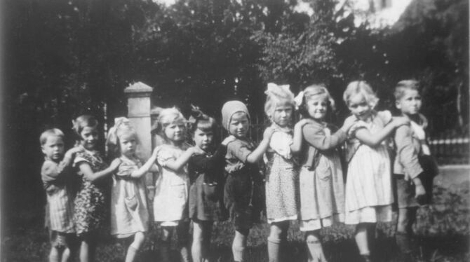 Inge Löwenthal (Zweite von links) hier noch im Kreis der Buttenhäuser Kinder in der Bernheimer’schen Kleinkinderschule. FOTO: STADTARCHIV MÜNSINGEN