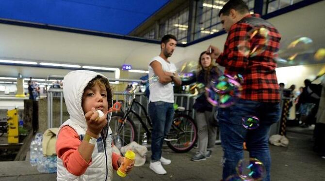 Ein Junge aus Kobane macht am Wiener Westbahnhof Seifenblasen. Foto: Roland Schlager